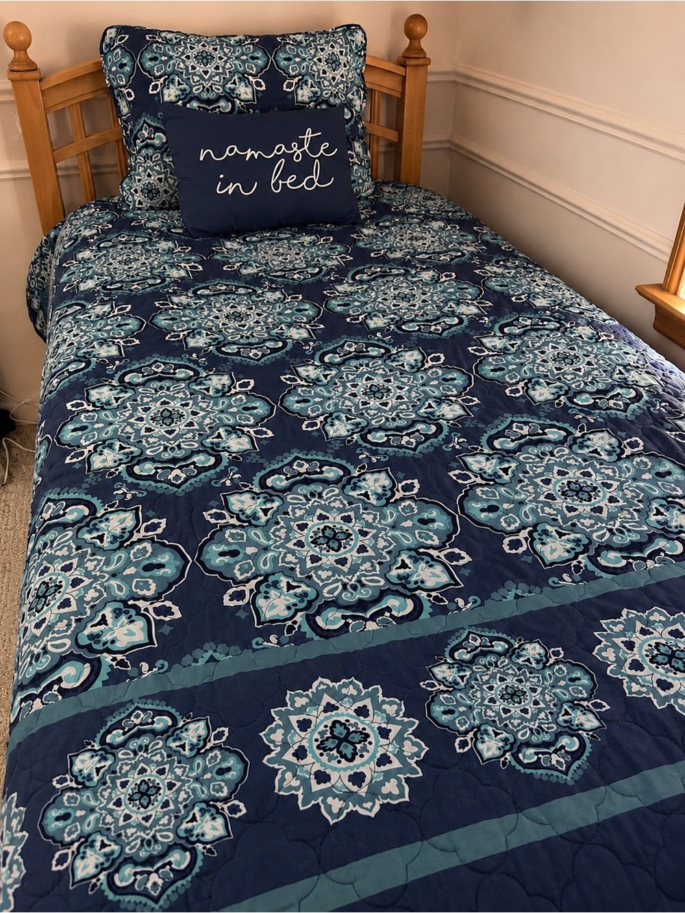 Floral Medallion Twin/Twin XL Quilt Set, Navy, Light Blue, Teal w/ Accent Pillow